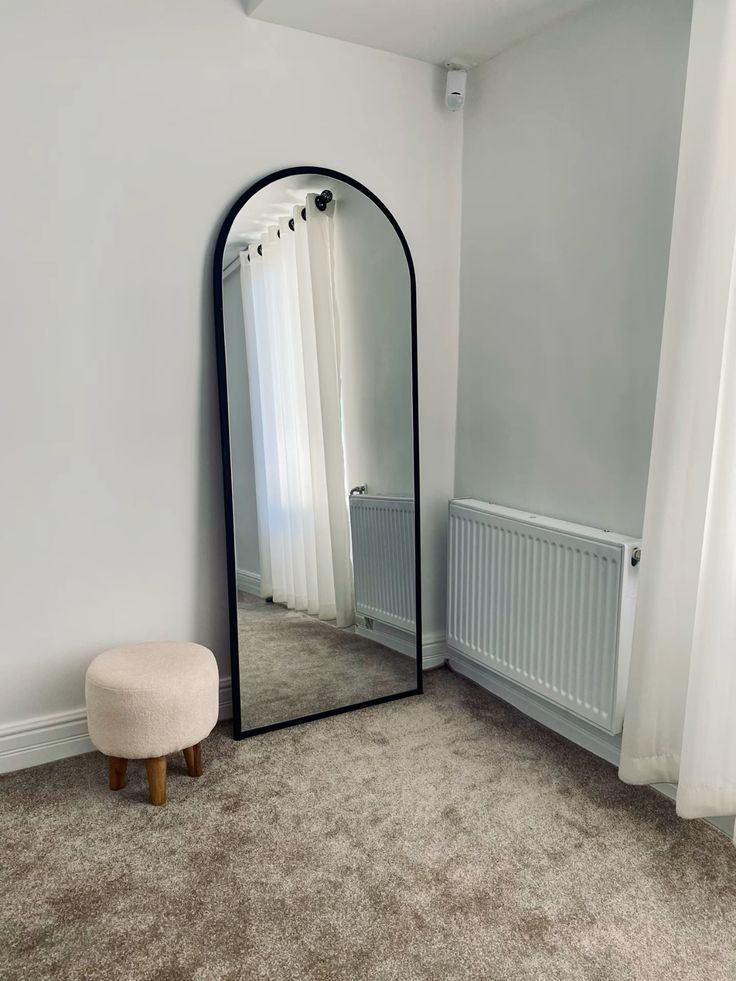 آینه‌های ایستاده فلزی گنبدی رزین مهر: انتخاب اول برای سالن‌های آرایش و زیبایی  خرید آینه‌های فلزی گنبدی ایستاده برای سالن‌های آرایش | برند رزین مهر  آینه‌های ایستاده فلزی گنبدی با طراحی لوکس و شیک برای سالن‌های آرایش  سفارشی‌سازی آینه‌های فلزی گنبدی با رنگ