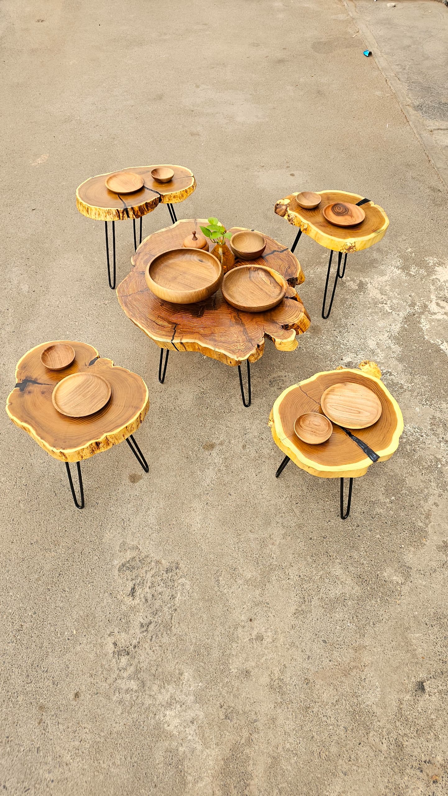 ایده‌های خلاقانه طراحی میز با پایه‌های سنجاقی فلزی دو شاخه و سه شاخه